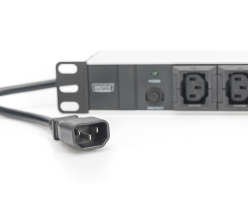 Digitus Regleta de enchufes con perfil de aluminio, 10 tomas, enchufe IEC C14 con cable de 2 m