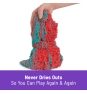 Kinetic Sand Mold n’ Flow de , 680 g de arena para jugar de color rojo y azul verdoso, 3 herramientas, juegos sensoriales para niños a partir de 3 