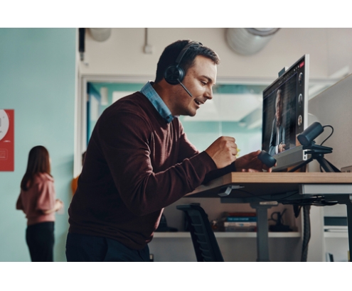 POLY Auriculares Voyager Focus 2 USB-C-C + adaptador USB-C/A + base de carga